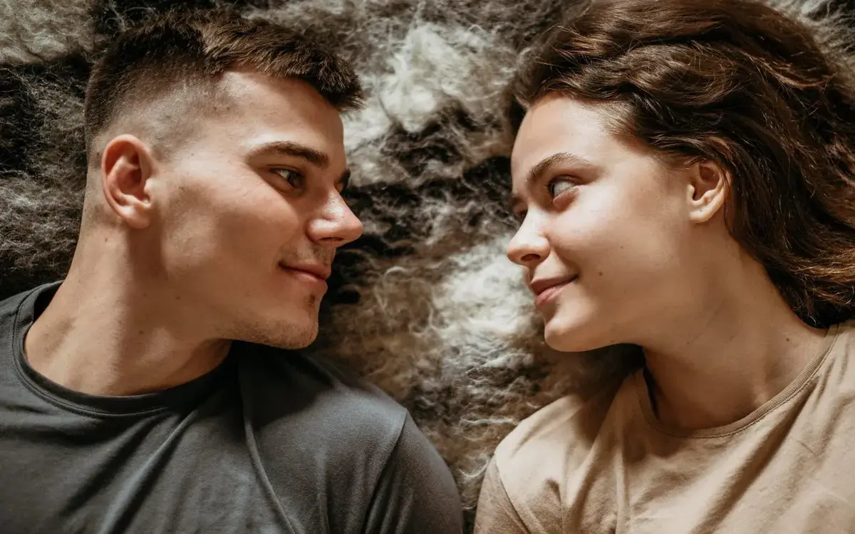 Pourquoi le désir change dans le couple… et comment lui redonner de l’espace